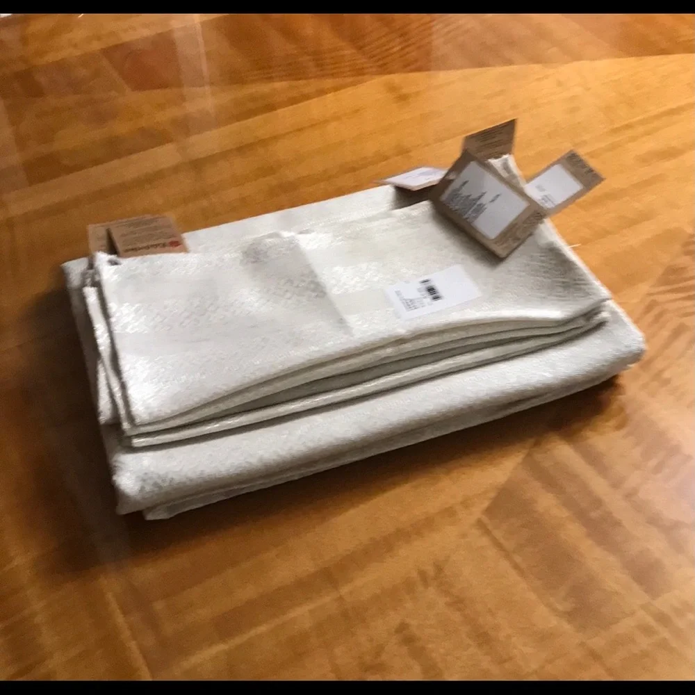 🌺🌺🌺NWT Set of Cotton/Polyester Tablecloth & 6 Napkins